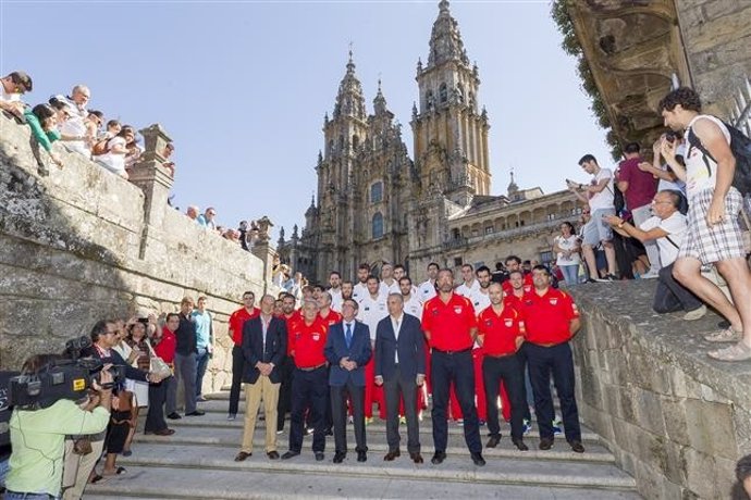 La selección española de baloncesto junto al alcalde de Santiago