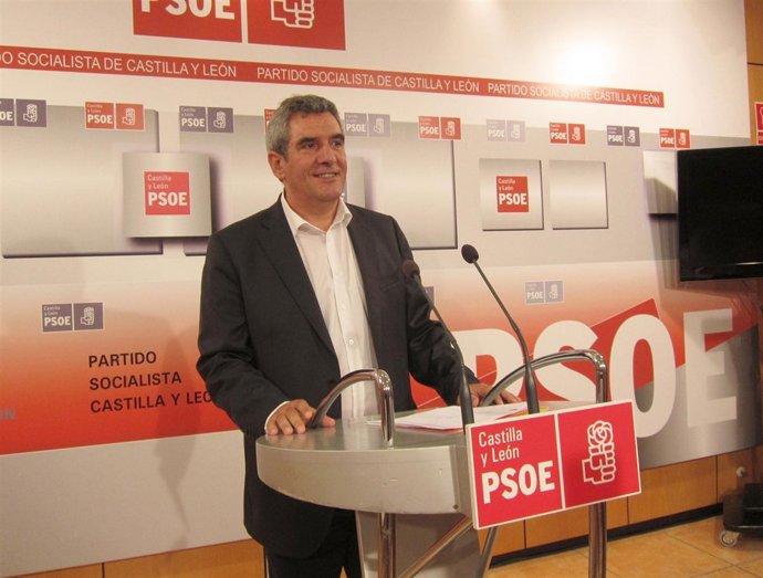Julio Villarrubia ofrece una rueda de prensa en la sede del PSCyL