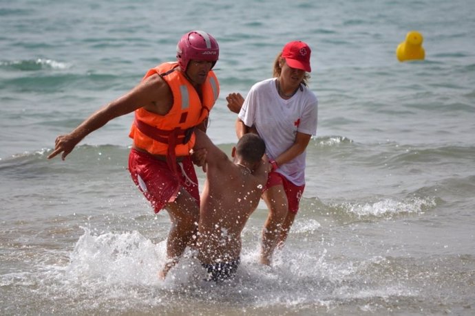 Rescate realizado por Cruz Roja en una playa de Alicante