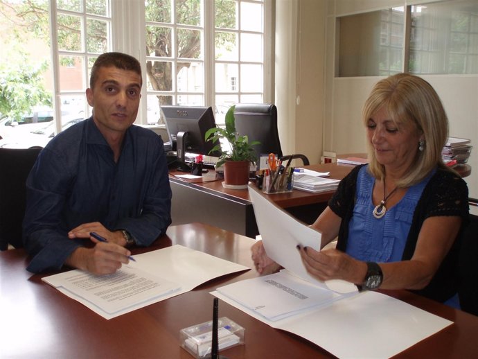 Mariano Oto y Pilar Marzo firmando el contrato