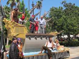 Francisco de la Torre visita la feria pirata 