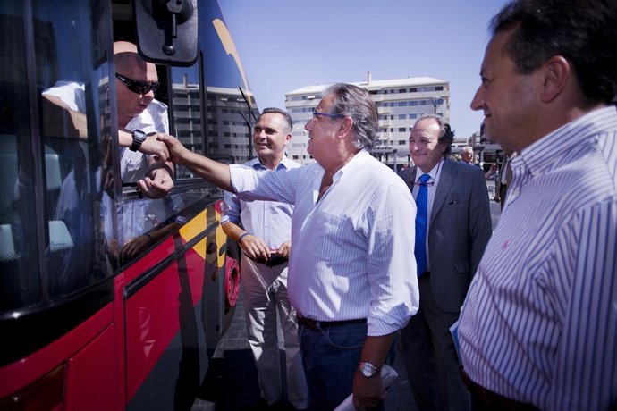 Zoido saluda a un conductor de Tussam