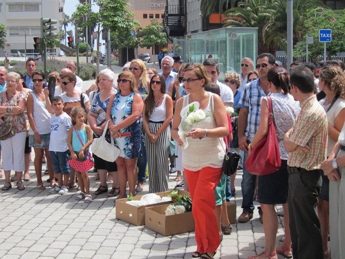 Ofrenda floral en la Plaza de la Memoria