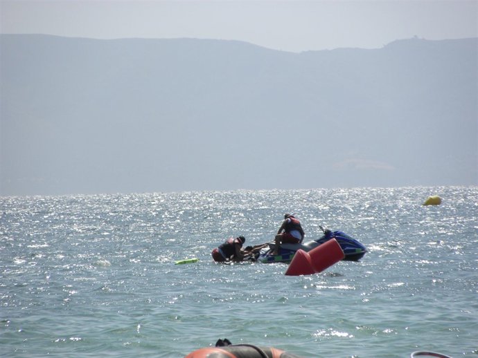 Los socorristas localizan al bañista fuera de la zona balizada