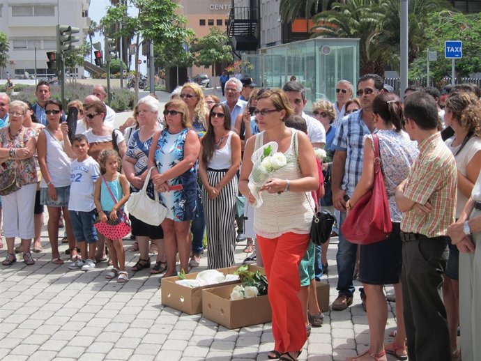 Ofrenda floral en la Plaza de la Memoria
