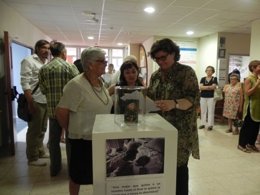 Una de las participantes explica su proyecto a Cirer