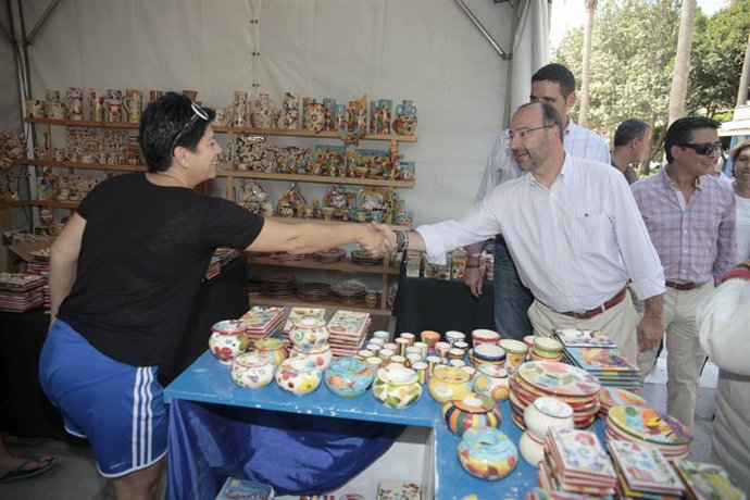 El alcalde saluda a una de las alfareras presentes en la muestra