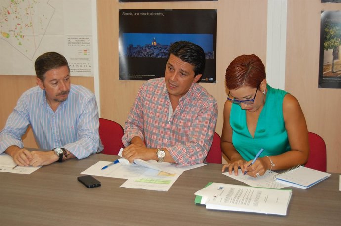 El concejal Manuel Guzman abre el sobre de licitación