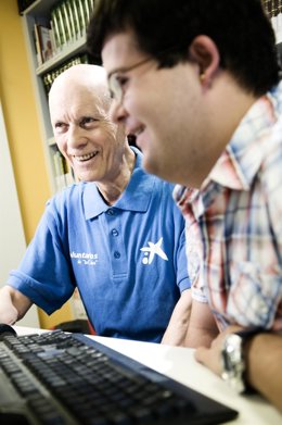 Un voluntario participa en una de las actividades del programa 'Gente 3.0' .