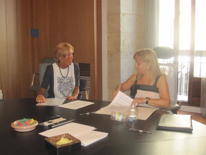 Isabel Carrasco,(derecha) firmado el con la vicepresidenta de  Alfaem-Feaes