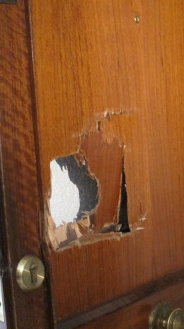 Puerta destrozada en registro de la vivienda del presunto terrorista islamista