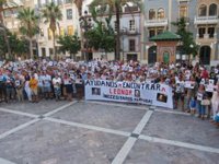 Unas 200 personas piden más medios en la búsqueda de la anciana desaparecida en Huelva