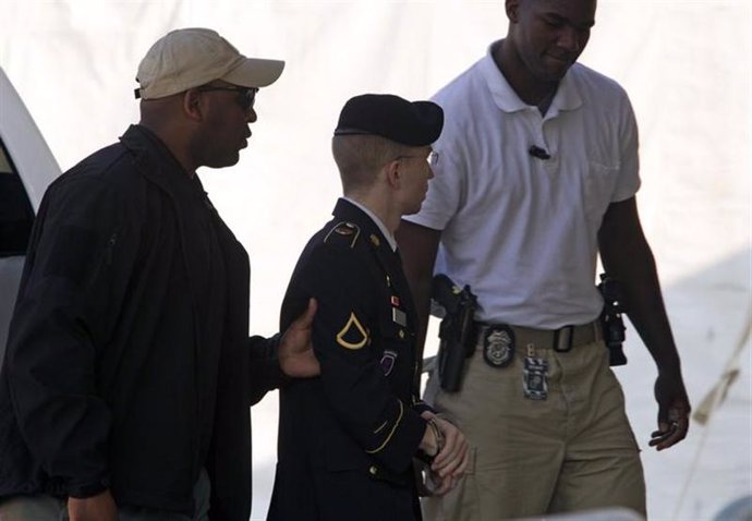 El soldado estadounidense Bradley Manning es escoltado hasta una corte donde rec