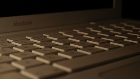 Macbook ordenador oscuro