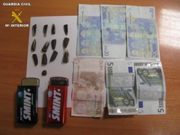 Trozos de hachís y dinero incautado a un joven detenido en Gines