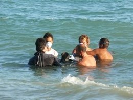 Delfín gris varado en la costa de Calafell