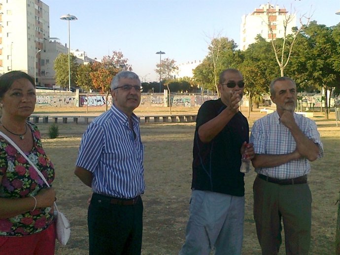 Vecinos en el Parque de la Negrilla