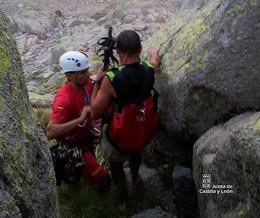 Evacuación de dos excursionistas enriscados en la subida al pico Almanzor 