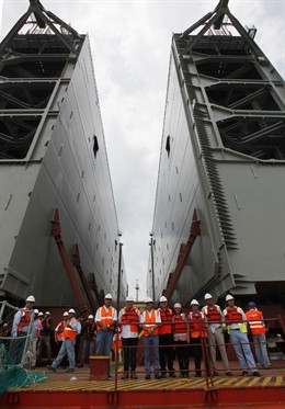 Todos los presentes con las compuertas del Canal de Panamá