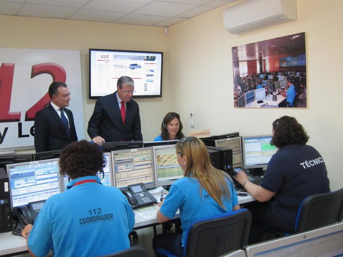 Antonio Silván visita la nueva Sala de Respaldo del 112