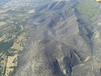 Los medios aéreos se retiran del fuego y continúan las tareas de extinción desde tierra