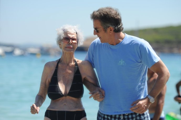 Los Duques de Alba disfrutan de una jornada playera en una cala de Ibiza