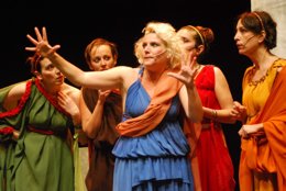 Escena de la obra musicada 'Lisistrata'