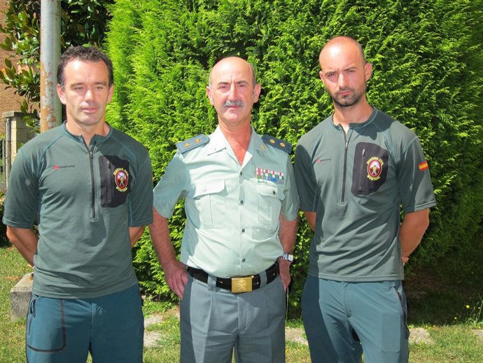 Efectivos del Greim y el jefe de operaciones de la Guardia Civil 