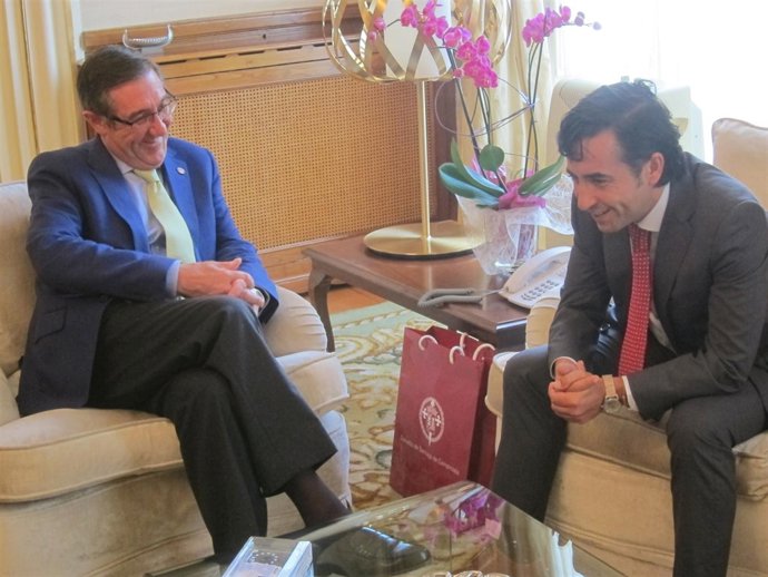 El alcalde de Santiago y Ferrol, Ángel Currás y José Manuel Rey Varela