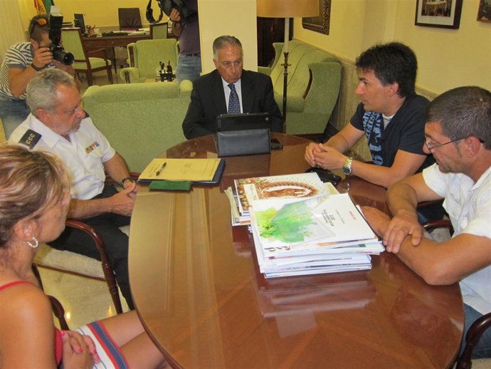 La familia de Leonor se reúne con el subdelegado del Gobierno y subcomisario. 