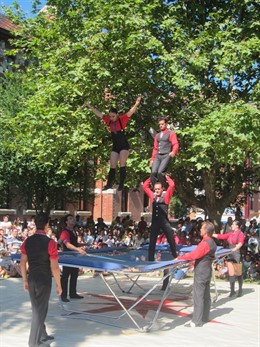 Los Jorge Brothers en su número de acrobacia en Basurto