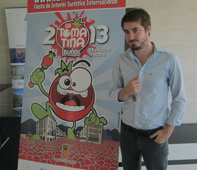 El concejal de la Tomatina,Rafael Pérez, con el cartel y la pulsera de la fiesta