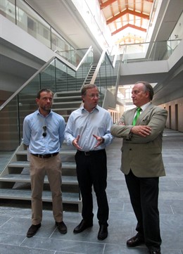 Moragues charla con Miguel Sánchez  y Juan José Sicol en el complejo 9 octubre.