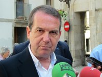 Caballero denuncia que las ayudas a vuelos de Lavacolla y Alvedro son "ilegales" e insta a Feijóo a tomar medidas