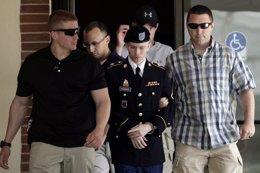 El soldado estadounidense Bradley Manning es escoltado tras una jornada de juici