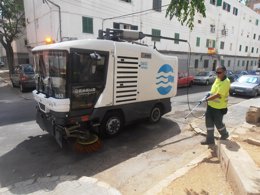 Operarios de Emaya inician el refuerzo de limpieza en una calle de Camp Redó