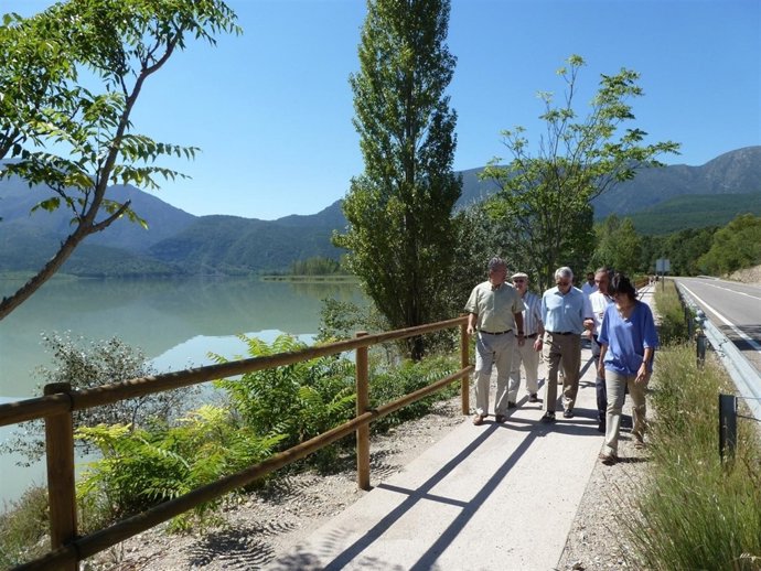 Josep Maria Rovira (Endesa) visita el itinerario del pantano de Terradets 