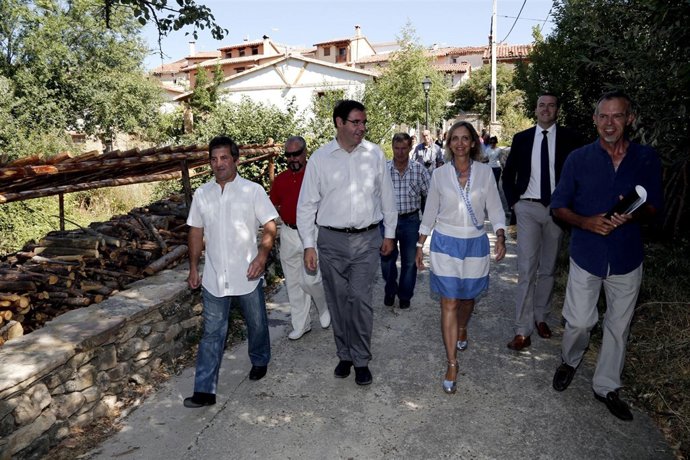 Casero visita las esculturas de Valdemeca (CU). Foto Juan Echagüe/jccm