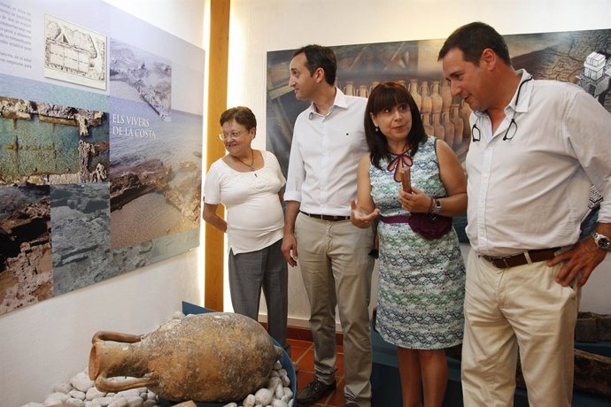 Luisa Pastor (izquierda) visita el Museu d'Historia de Calp