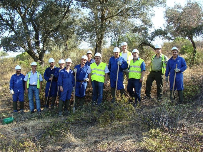 Francisco Zurera en el centro en la visita a los montes