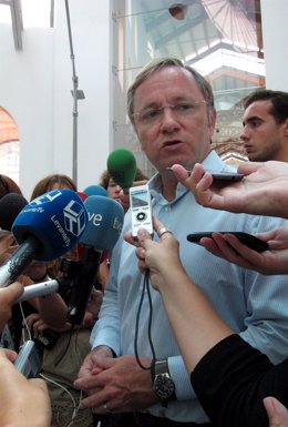 El conseller Juan Carlos Moragues atiende a los medios en el complejo 9 Octubre.