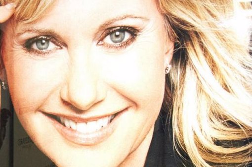 Olivia Newton John se encuentra un muerto en su casa