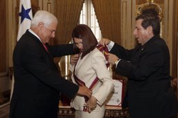 Presidente Panamá, Martinelli, condecora a su esposa, Marta Linares de Martinell