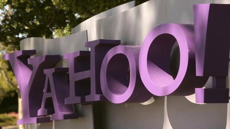 El logo de Yahoo aparece en la sede de la compañía de internet en California. Ar