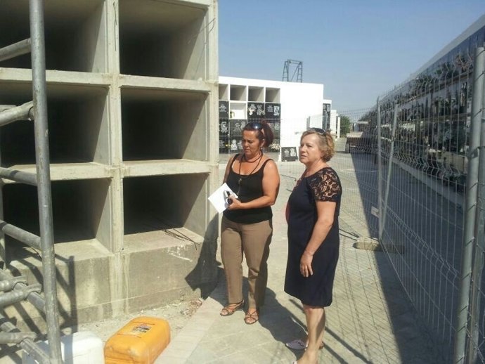 Garvín (dcha.) observa los nuevos nichos del cementerio de San Fernando de Jaén.