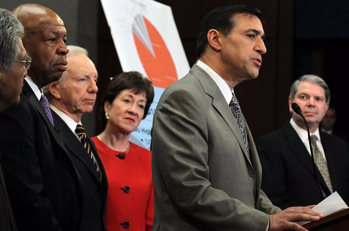 WASHINGTON, DC - FEBRUARY 16:  (L-R) U.S. Sen. Daniel Akaka (D-HI), Rep. Elijah 