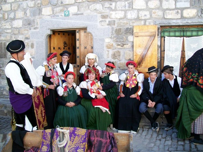 Personas Vestidas Con El Traje Ansotano