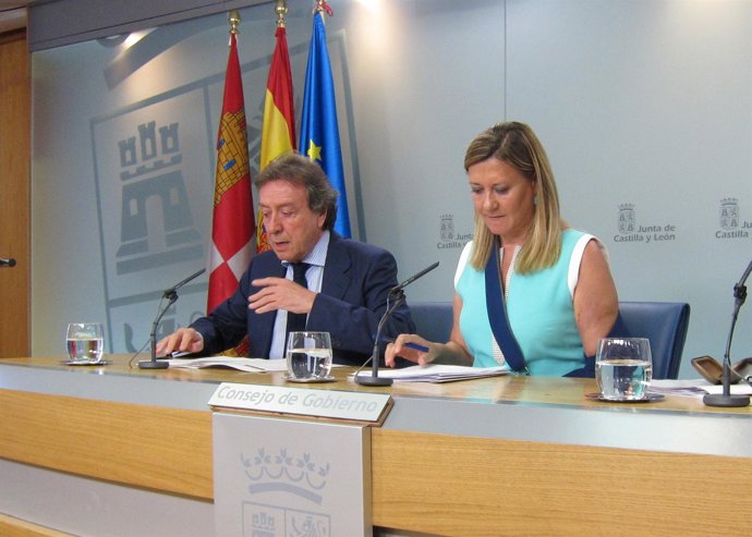 Pilar del Olmo y De Santiago-Juárez tras el Consejo de Gobierno