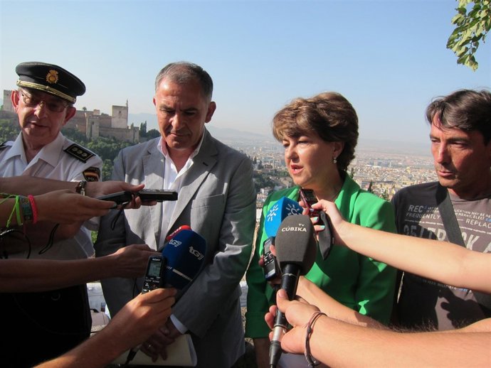 Subdelegado del Gobierno en Granada, Santiago Pérez, y Telesfora Ruiz