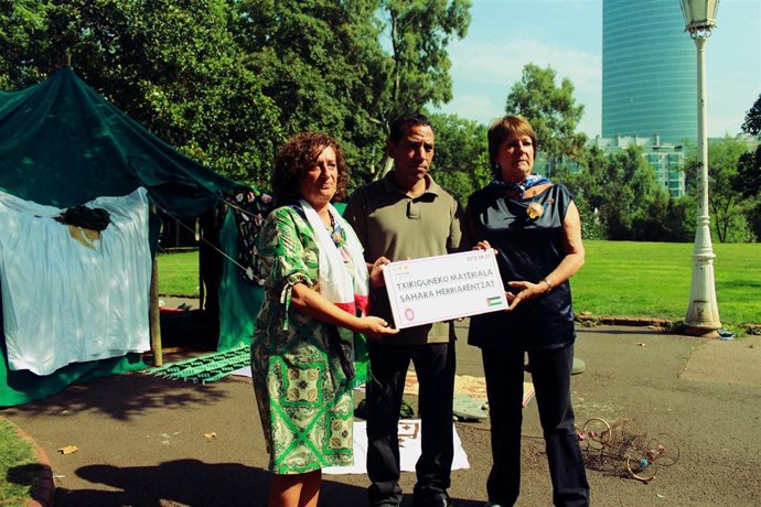 Itziar Urtasun con pueblo Saharaui